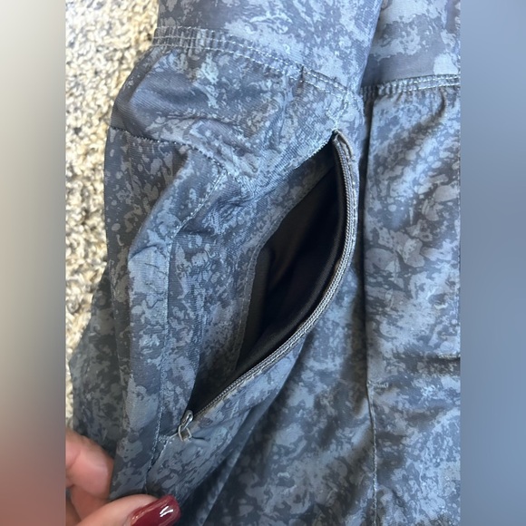 Kenneth Cole Lightweihht 4 way Stretch Wayer Repellant Shorts size medium - Picture 6 of 6